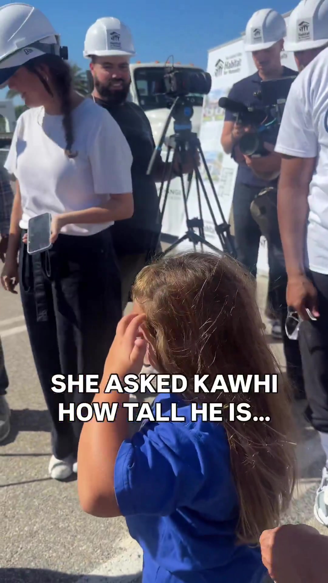 快船全员参加社区活动 小女孩问小卡多身高 后者老实回答：2米01