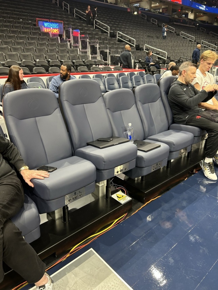 人性化改造！奇才替补席新增可调节高度座椅 利于球员放松状态