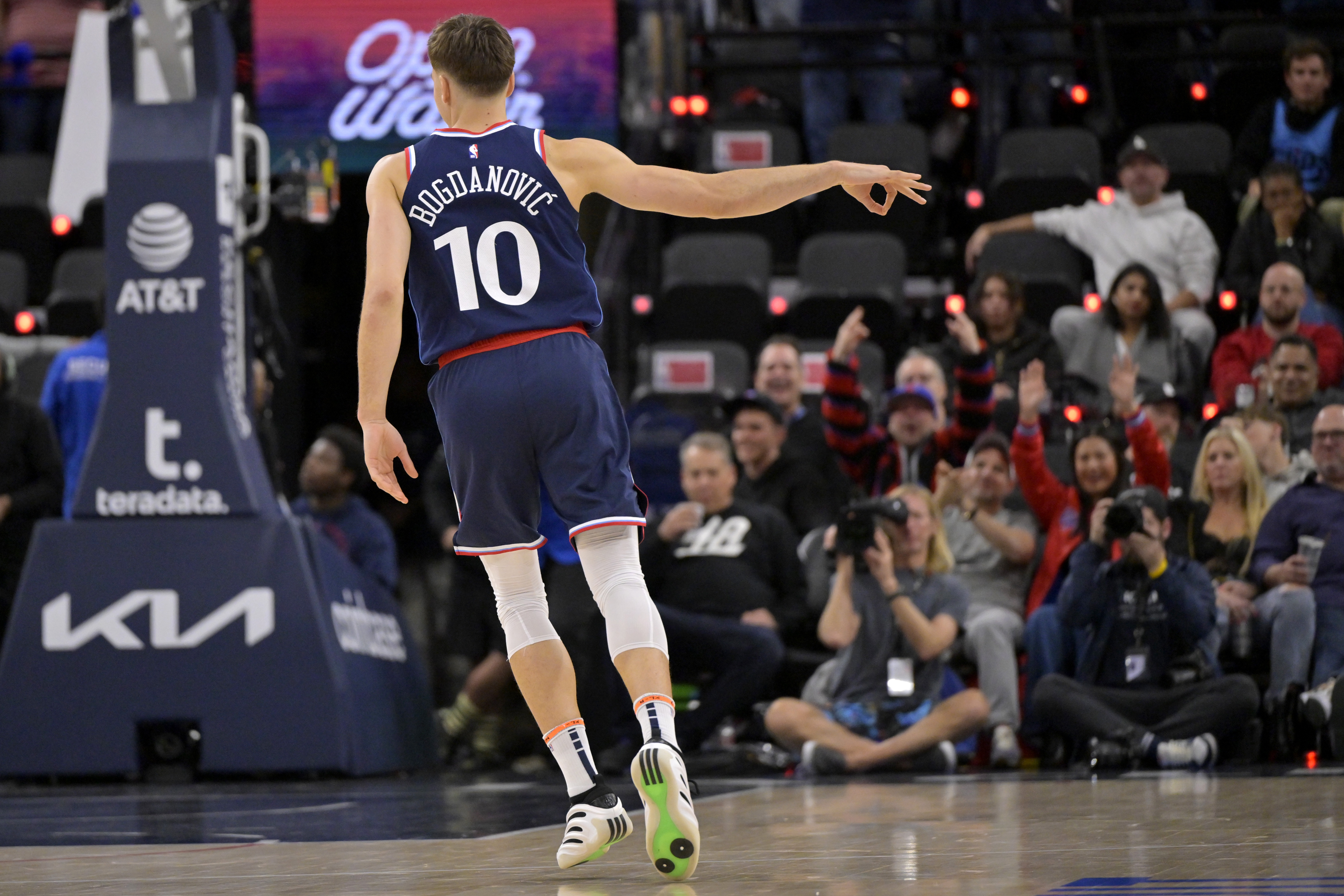 卢：博格丹今日不会出战 但他感觉好多了 今天还进行了投篮训练