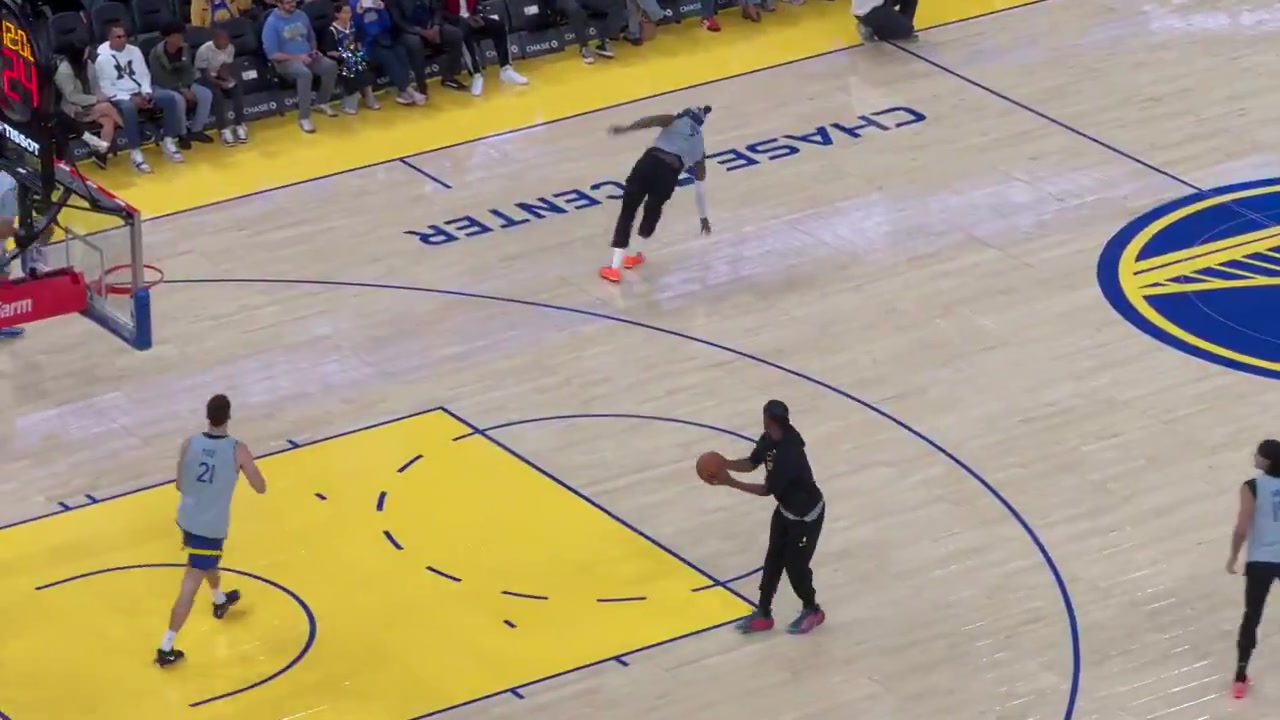 都挺会玩！希尔德侧手翻后出手三分 结果被巴特勒用“上篮”干扰