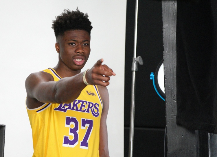 Stein：字母哥的四弟科斯塔斯签不了双向合同 所以雄鹿签了老五