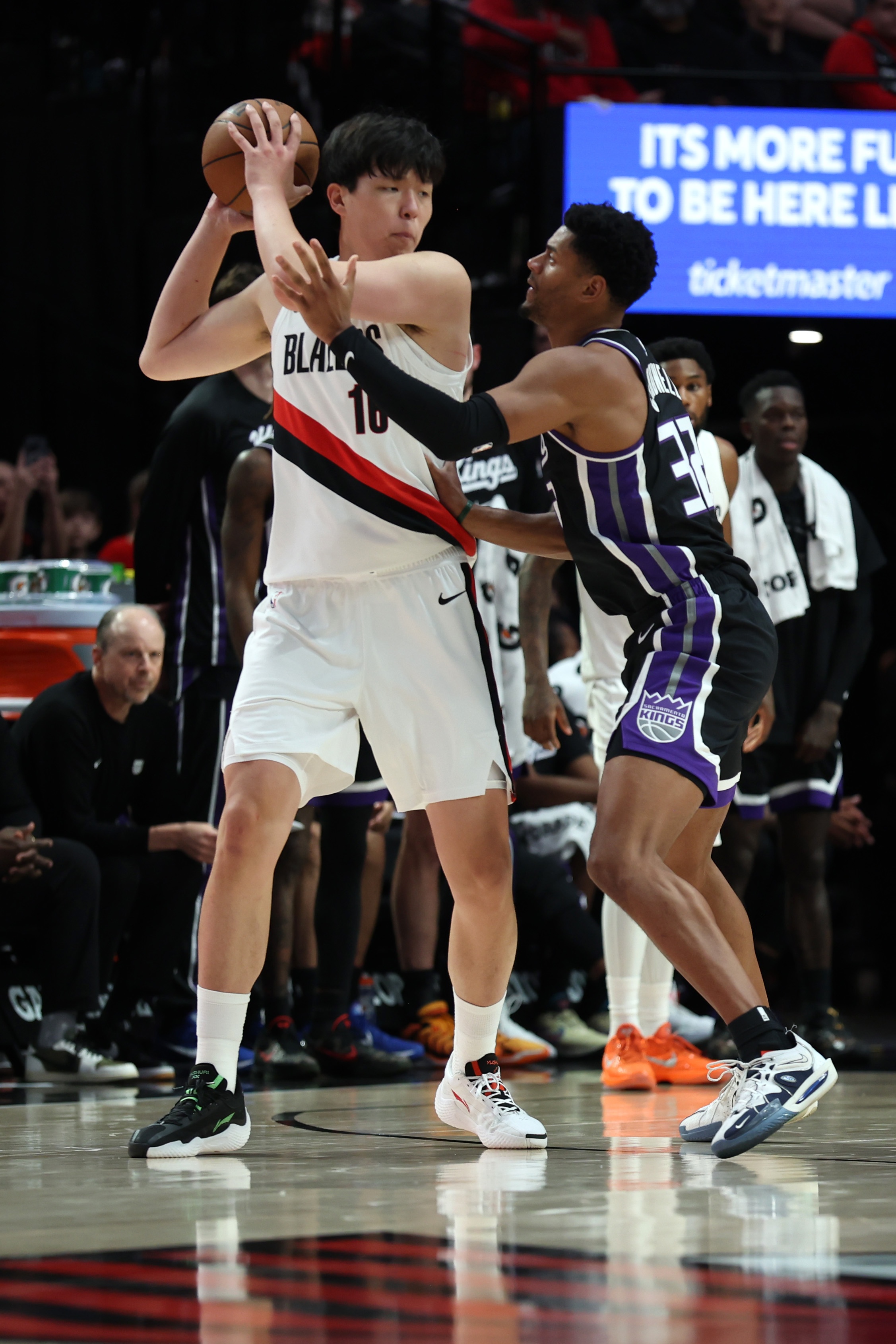 鲁媒：杨瀚森只是一名在试错中摸索的新秀 他的成长需要时间沉淀