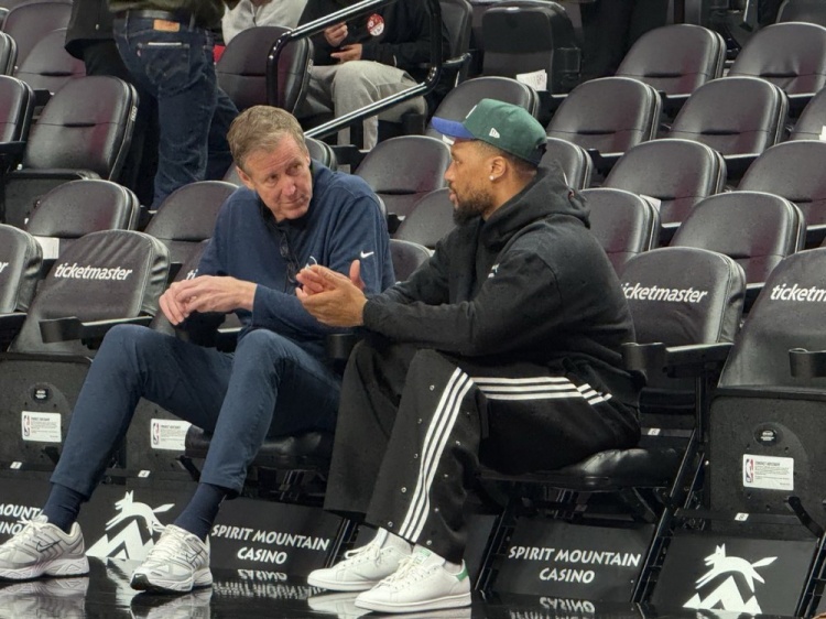 曾共事9年！勇士助教斯托茨和昔日爱徒利拉德赛前场边聊天