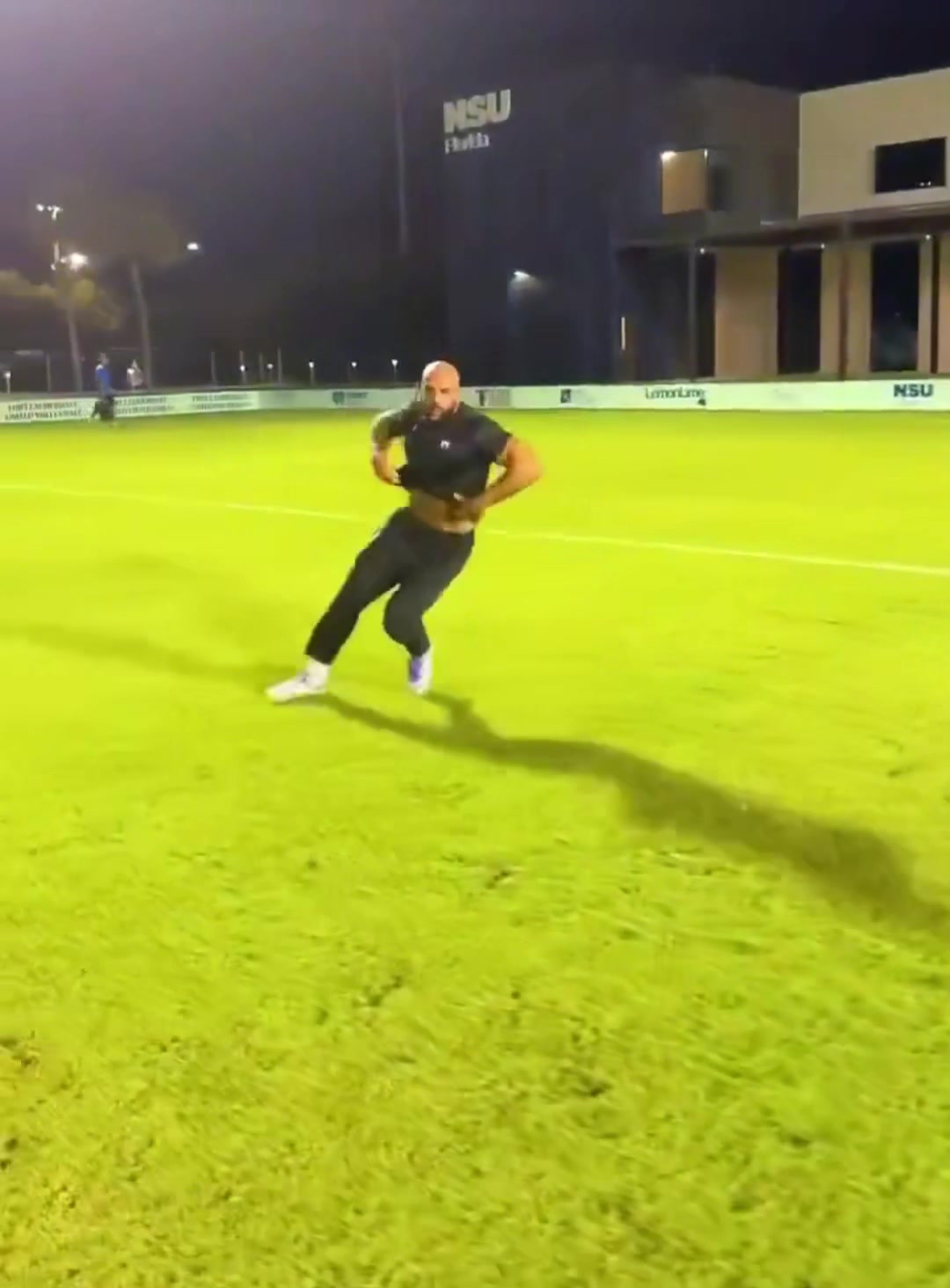 受到熏陶😂梅西保镖拍视频打进凌空抽射，脱衣疯狂庆祝