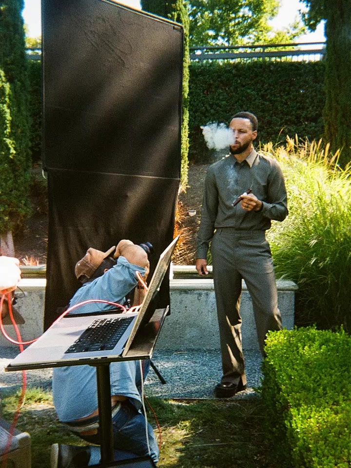 穿上一身帅气西装！库里拍摄杂志写真 雪茄配美酒雅痞风拉满