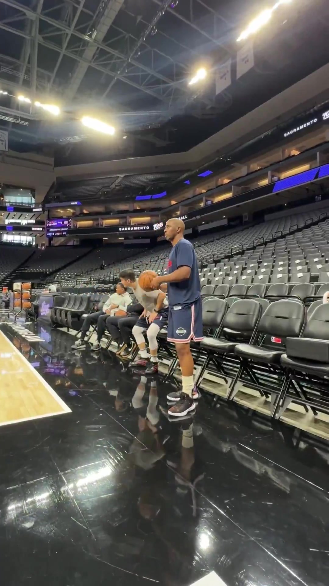 小菜一碟！快船官方晒保罗训练视频：超远负角度三分一击命中